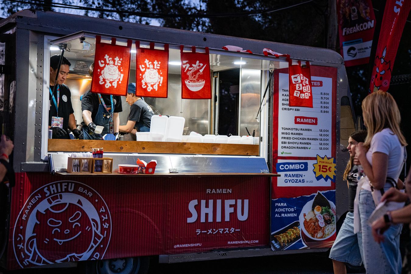 Puesto de ramen en el mercado friki de FreakCon
