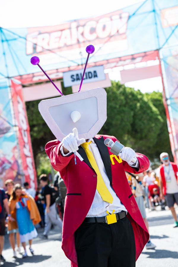 Cosplayer con cabeza de robot en el arco de entrada de FreakCon