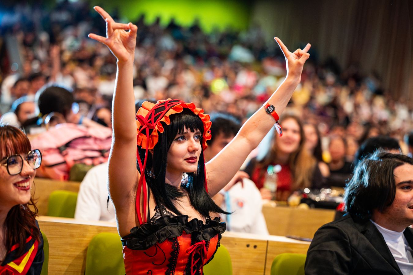 Público animado entre el escenario de FreakCon