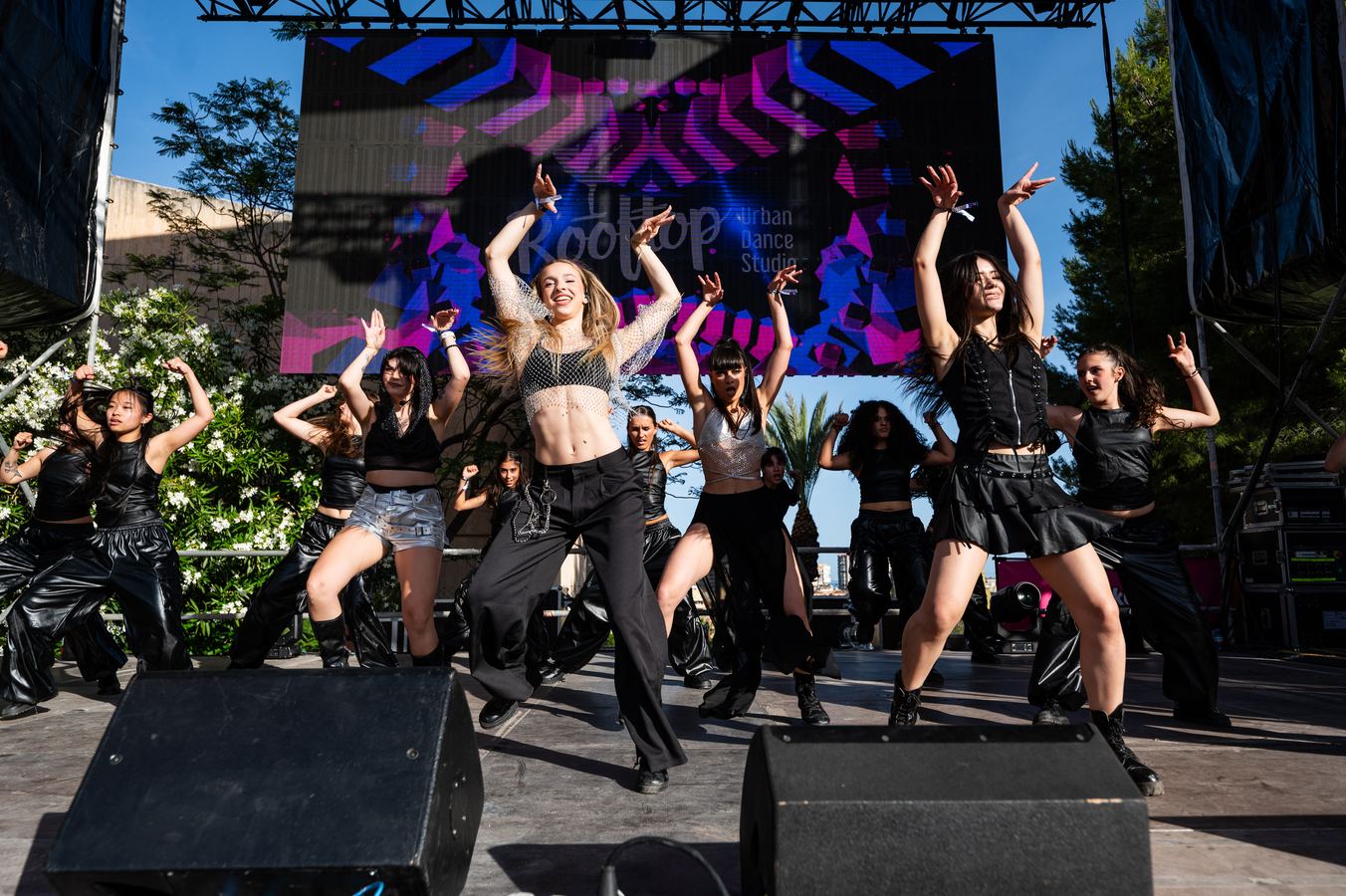 Actuación de baile sobre el escenario de FreakCon