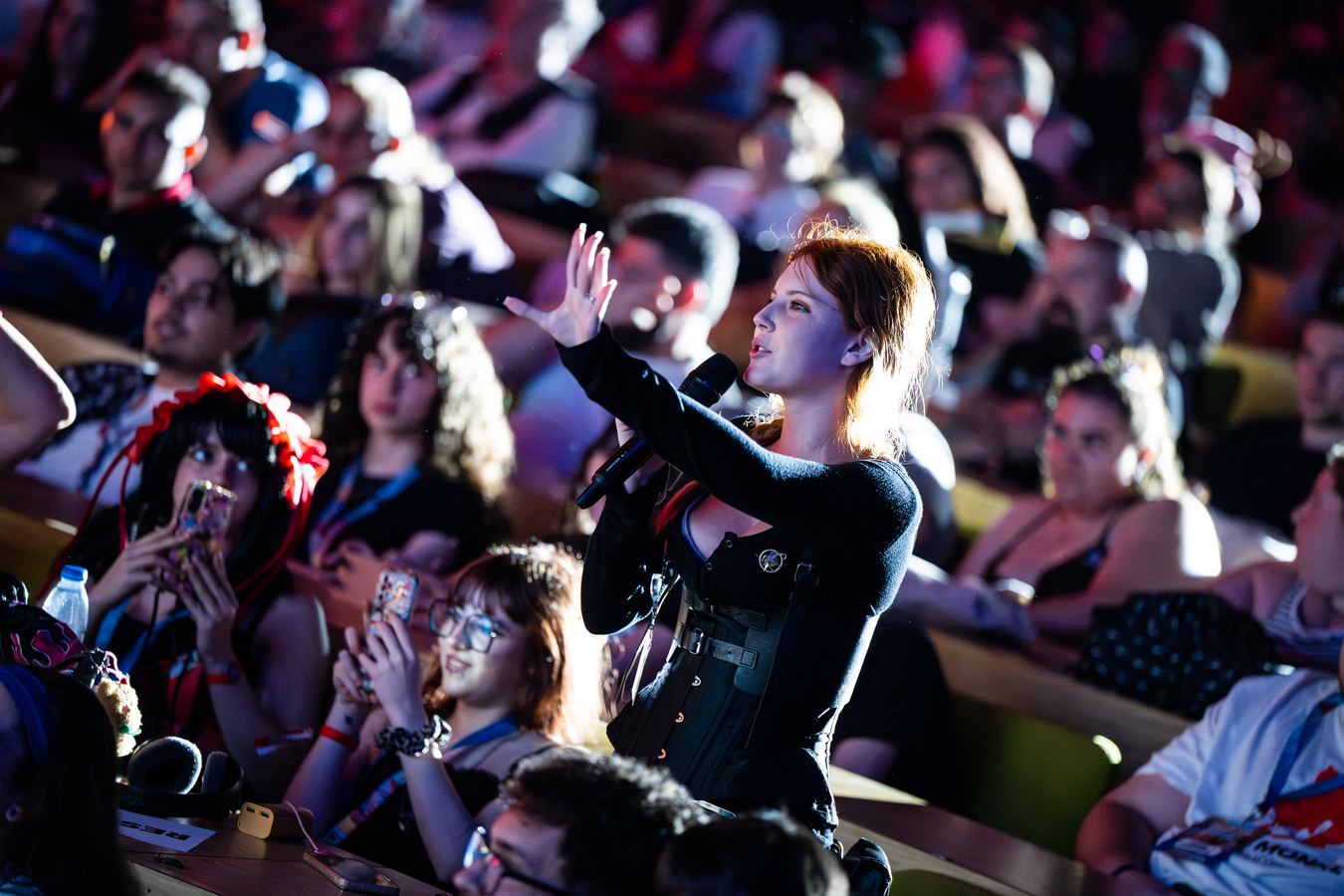 Público levantando las manos en un concierto de FreakCon