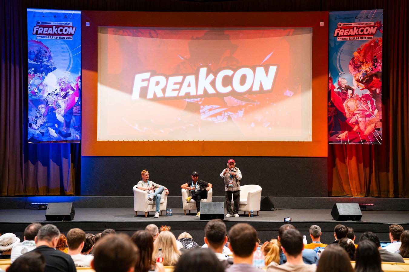 Fans conociendo a un invitado de FreakCon