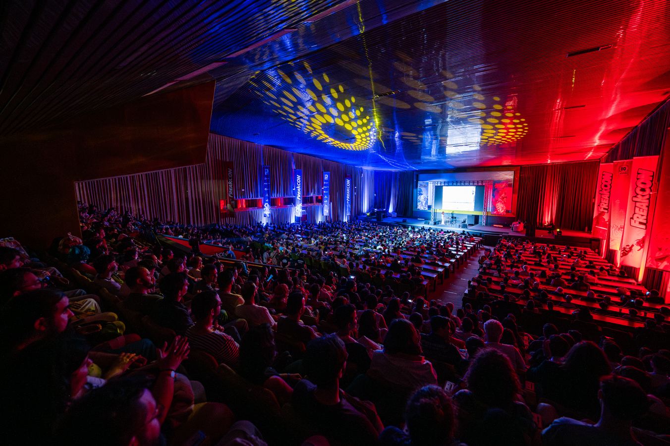 Concurso de baile asiático sobre el escenario de FreakCon
